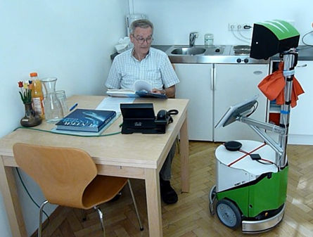 Nutzer mit Roboter im Living Lab